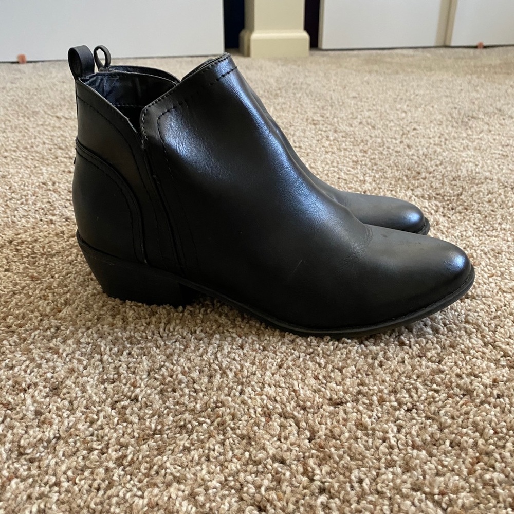 Guess women’s ankle boots